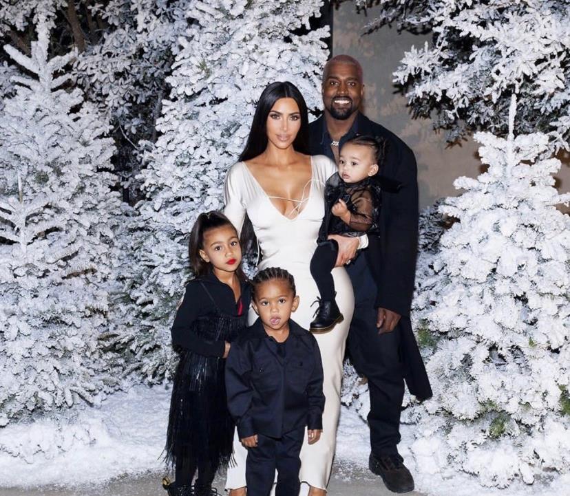 金卡戴珊晒全家福,5岁女儿涂大红唇,从小就是"名媛"