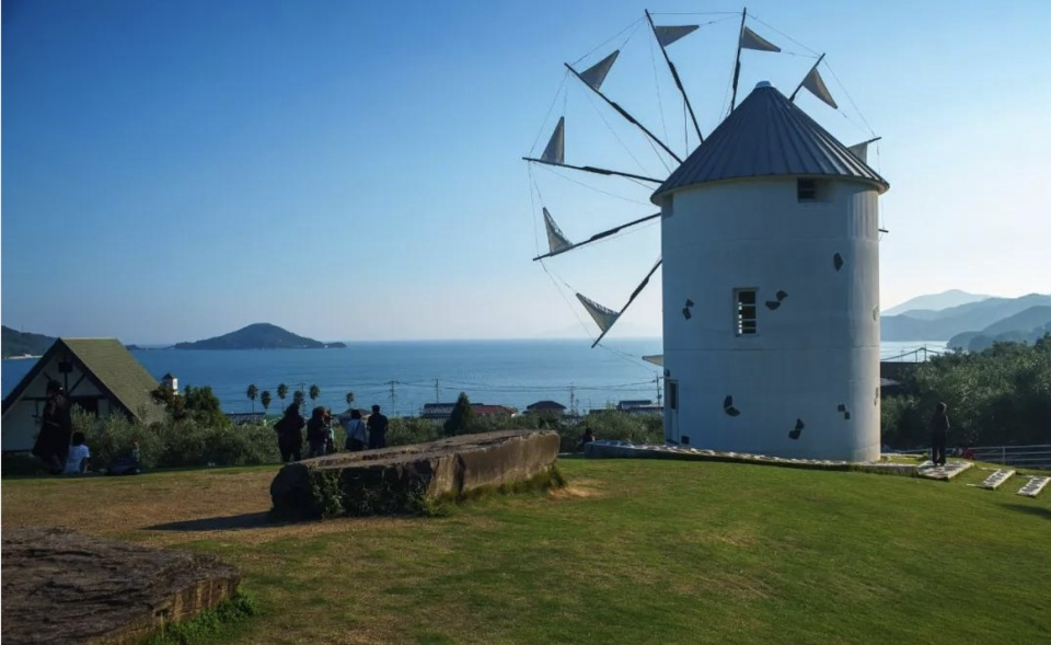 不期而遇,在西泽立卫设计的丰岛美术馆中感受自然与艺术的巧妙结合