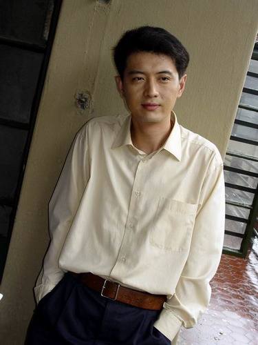 美院3考2败27岁考上北影,出道多年零绯闻,今47岁与妻子甜蜜低调