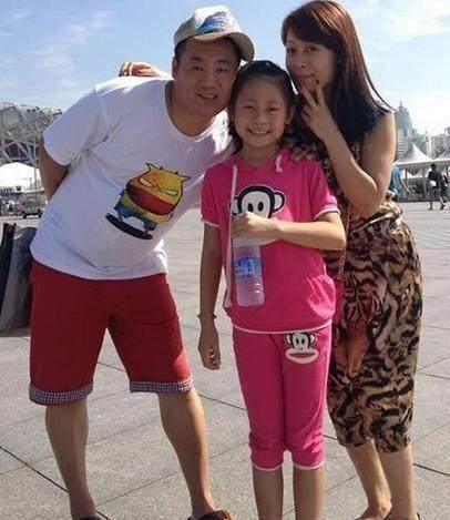 经过多年的努力,现在已经稍有成就了,而且身边还有爱他的妻子和女儿