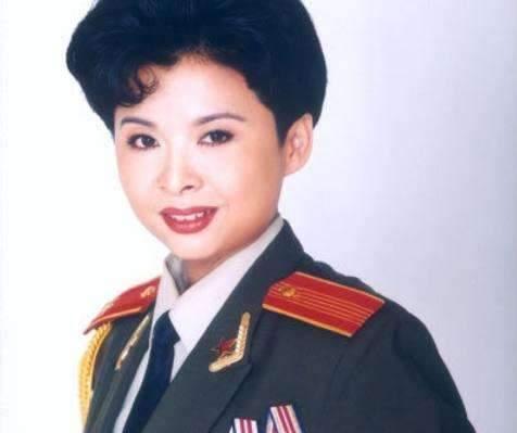 56岁董文华近照,沉寂10年真相,表示从未离开过舞台