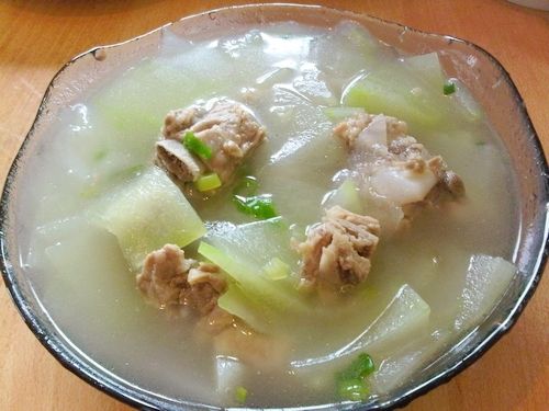 排骨冬瓜汤怎么做才不会油油的?