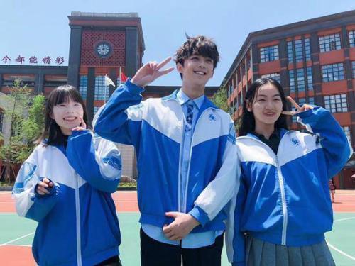 明星和同学的合照,颜值气质一目了然,网友:羡慕吴磊的同学