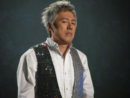 51岁"月亮惹的祸"张宇复出!近照仍风度翩翩,满头白发惹人疼