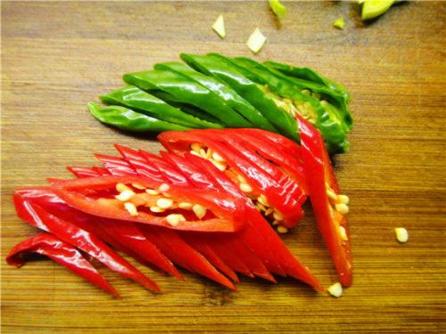 切辣椒辣到手,红肿还似"火烧"?拿1"果皮"擦一擦,不辣手!