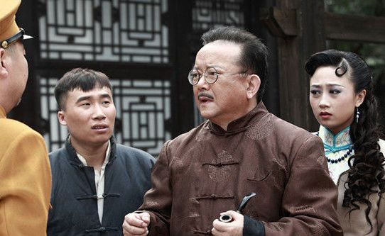 他是国家一级演员,网恋娶小20岁的娇妻,如今比儿子大60岁