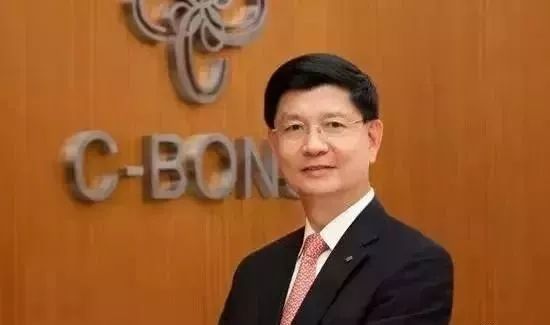 实际上,梁亮胜是香港人,1951年出生在广东梅州,祖父母都是印尼华侨,但