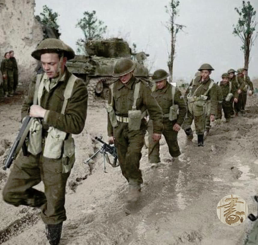 二战彩色老照片:13岁德军士兵被俘,盟军两个战神露出胜利笑容