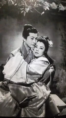 日本拍的白蛇传,李香兰扮演白娘子邵氏版白蛇传,林黛扮演白娘子真白蛇