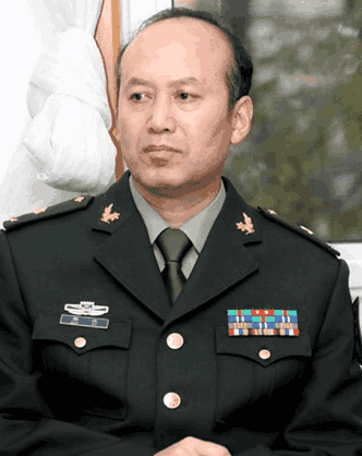韩红,在解放军第二炮兵司令部演出队,在1995年拜李双江为师,直到2015