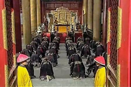上朝时大臣想上厕所了怎么办?看来还是皇上精明|皇帝|大臣|堂上_新浪新闻