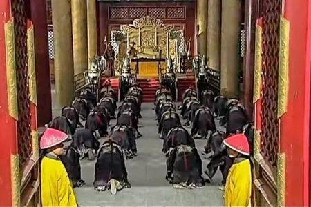 上朝时大臣想上厕所了怎么办？看来还是皇上精明|皇帝|大臣|堂上_新浪新闻