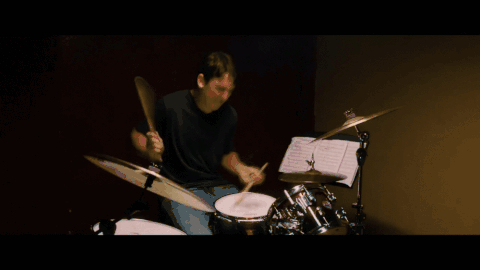 像《爆裂鼓手》电影中的练习方法小编是不推荐的架子鼓练习要合理安排