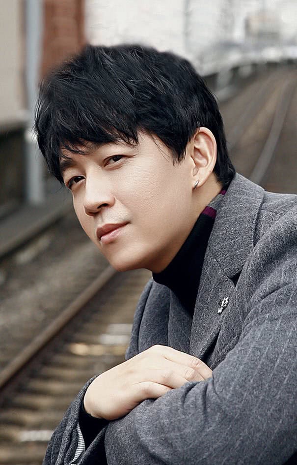 不知道为什么潘粤明的事业明明已经有去年转了,难道他现在不应该多