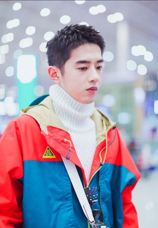 梁靖康身穿橘蓝拼色冲锋衣现身机场 行走间秀大长腿少年感十足