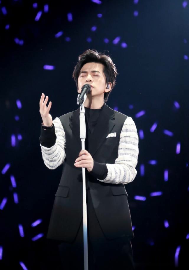 李健在演唱会上首唱最新作品,听完他的深情演唱,歌迷高呼两个字|如果遇见你|李健|演唱会_新浪新闻