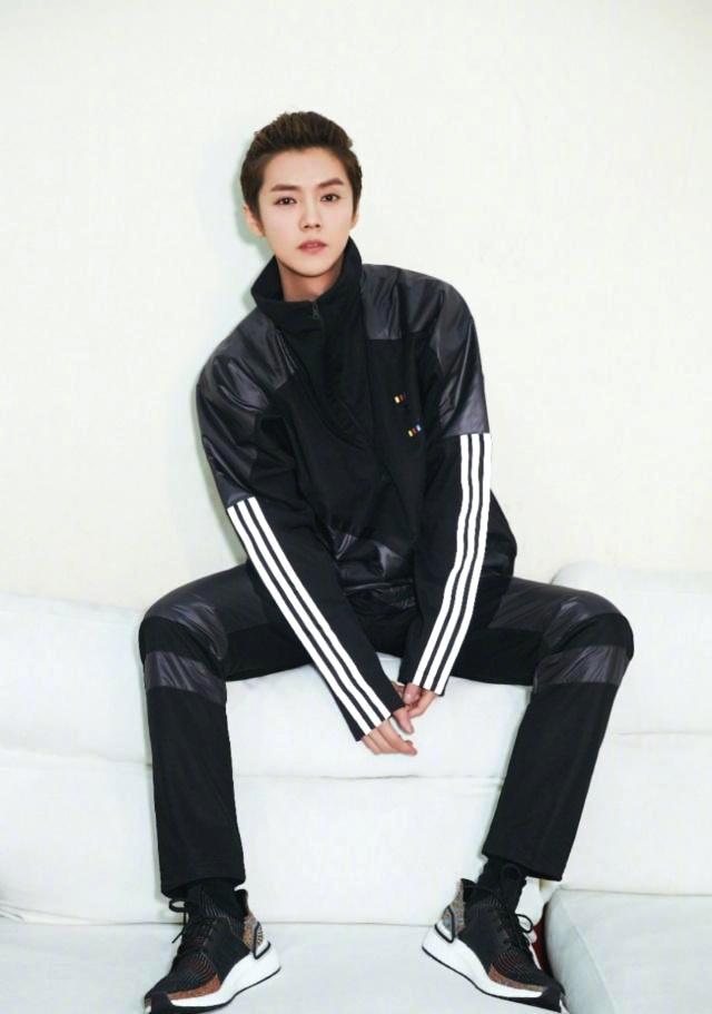 鹿晗换新发型,把头发撩起来露出额头,这美人尖也太明显了吧