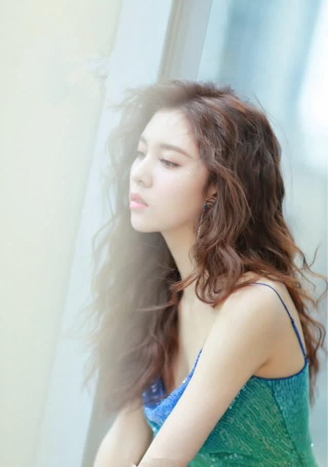 最出彩的倒不是宋妍霏的亮片裙,而是她的发型,之前宋妍霏的发型可不是