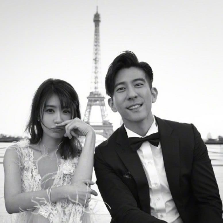 贾静雯修杰楷先晒婚纱照,又晒定制礼盒,"贾以时日,修成正果"