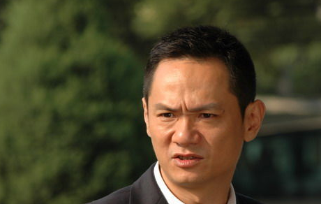 他是著名影帝,妻子在自己怀里去世,九年思念亡妻无心再娶妻?