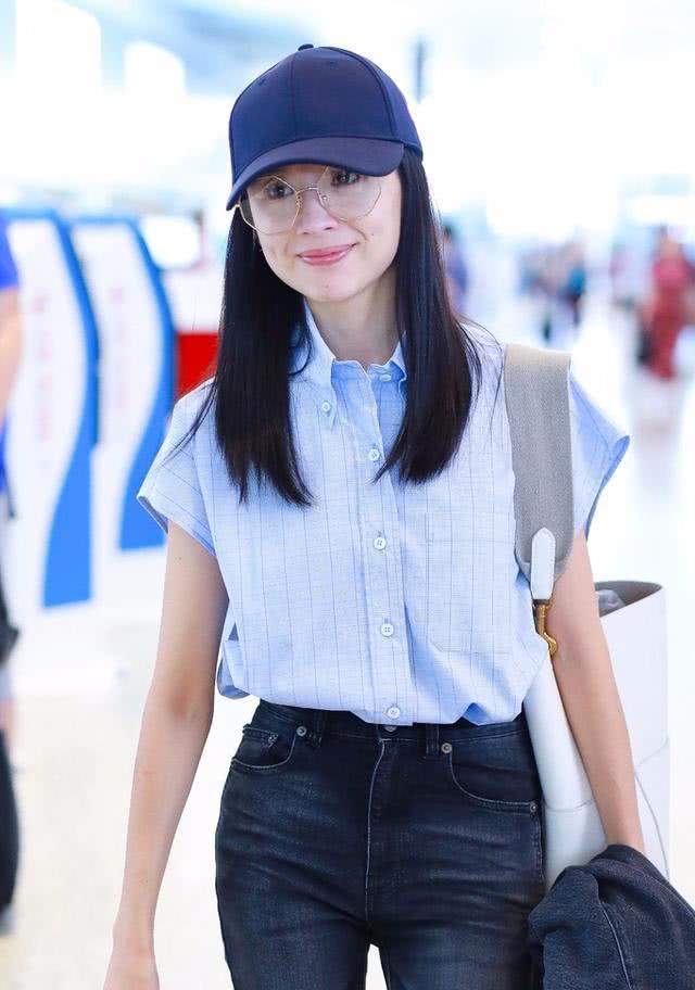 9月16日,董洁现身上海机场,当天她身穿蓝色短袖衬衫和牛仔裤,戴着深蓝