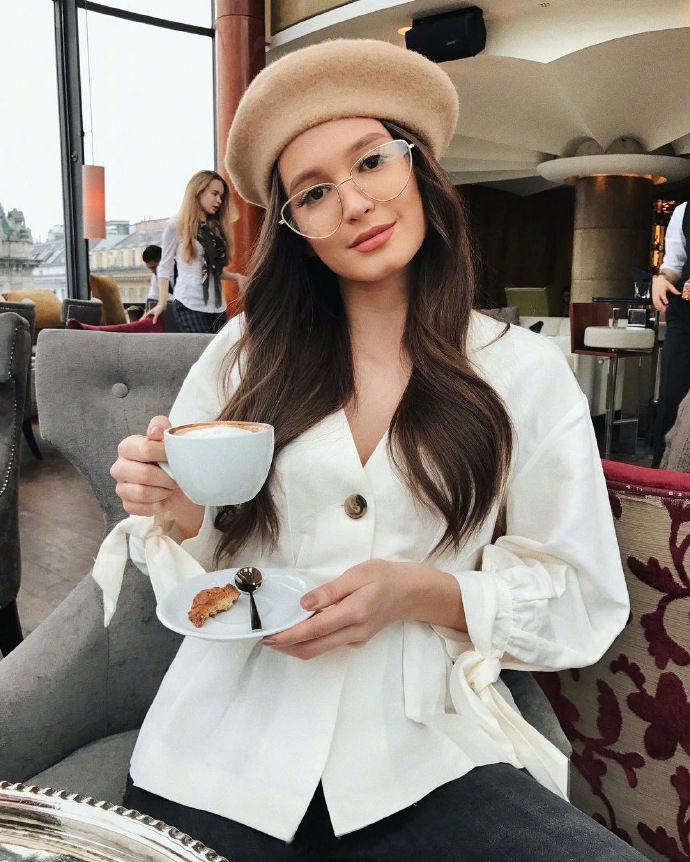 每一张街拍都是时尚大片的博主maja 轻松展示潮流品味