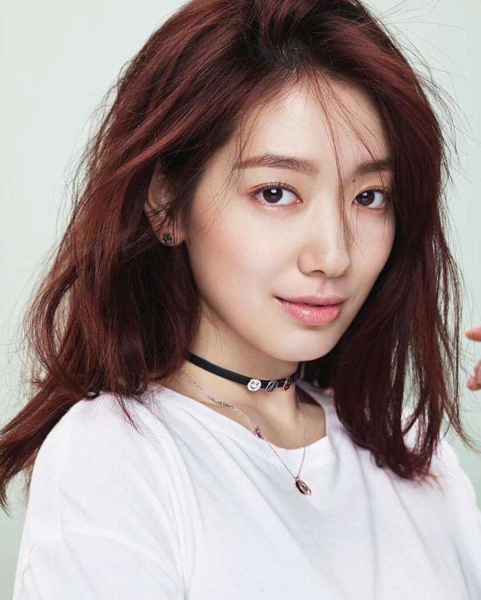 女神朴信惠在剧中扮演一个旅社老板郑熙珠,因为喜欢吉他去了西班牙,却