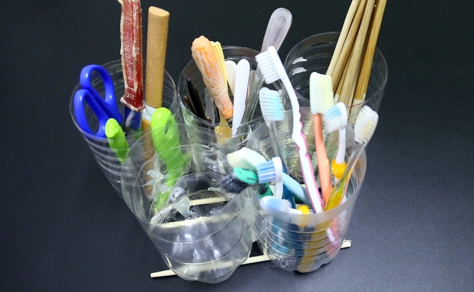 5个塑料瓶连一起,底部粘贴上筷子,放在厨房里面很实用