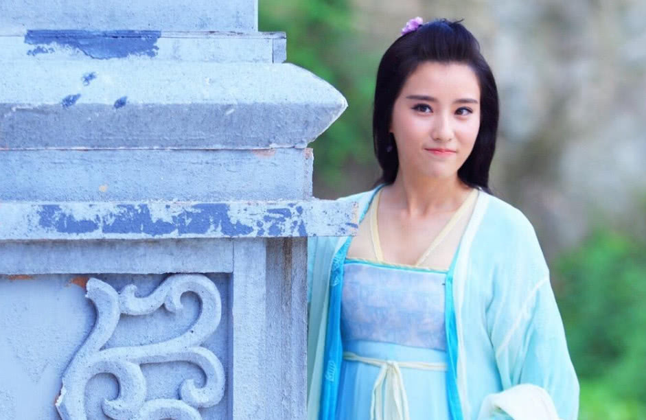 《花千骨》中的"轻水",与赵丽颖是好闺蜜,脱下古装美到认不出