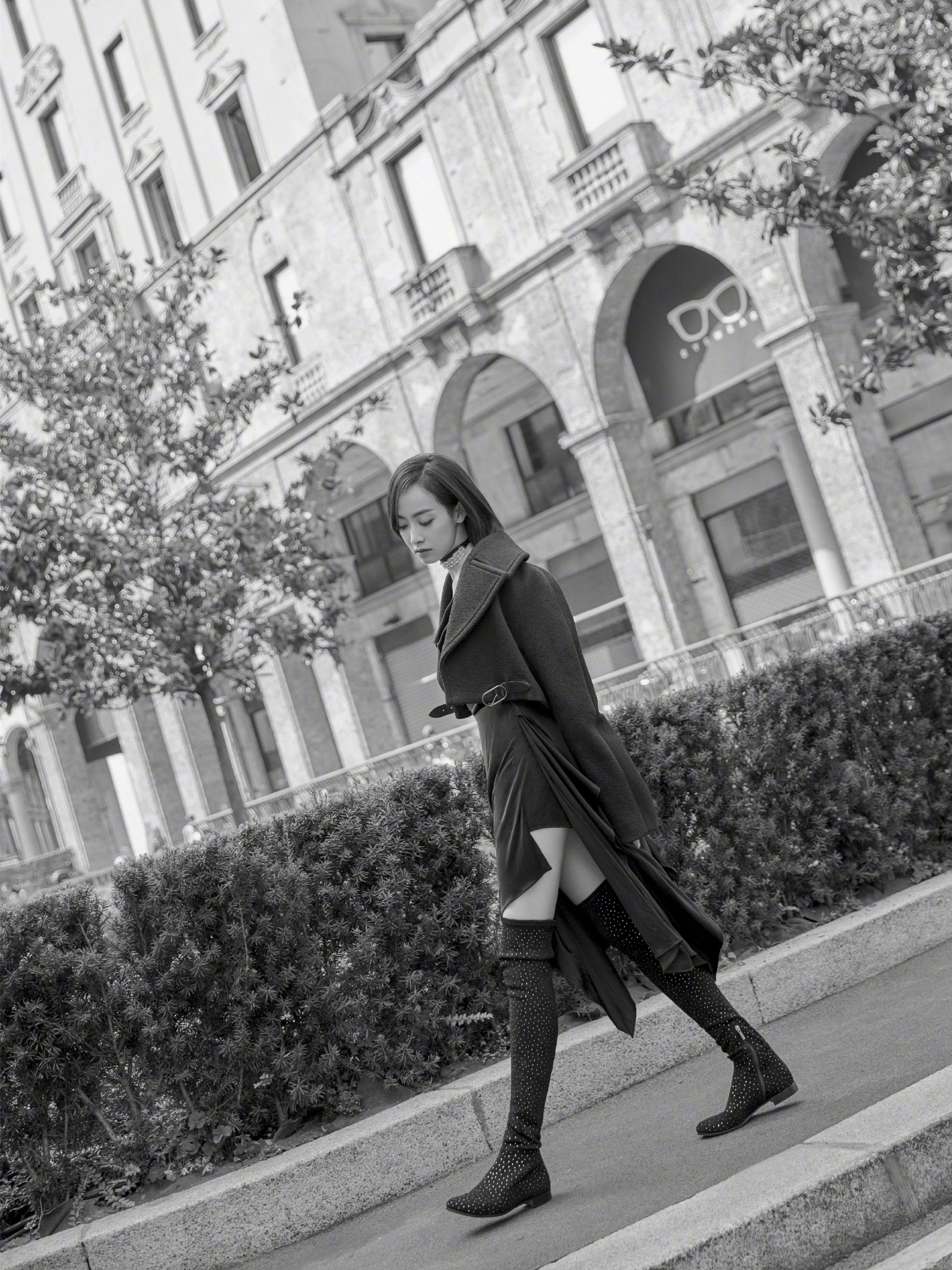 宋茜现身机场变腿精,一双长筒靴轻松搞定,小粗腿就学她!