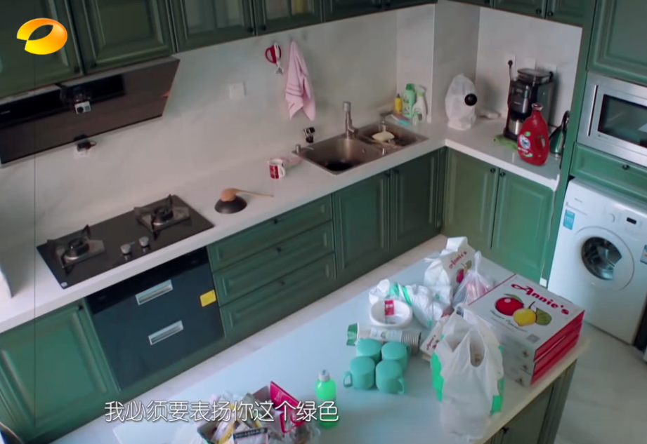 吴昕首次公开厨房,连锅都没有,却有一桌子菜!女明星的真实生活