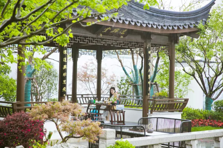 而九唐·酌月台,亦深谙鉴赏者的品味,配合开放之际还推出了【春风雅集