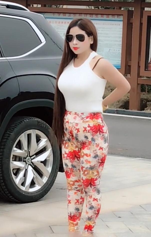 这款紧凑的裤子,再与高跟鞋一起搭配,让"大象腿"的效果显得更纤瘦.