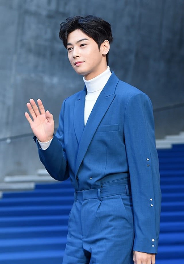 车银优现身活动镜头前比心超认真离开滤镜的他痘痘超明显