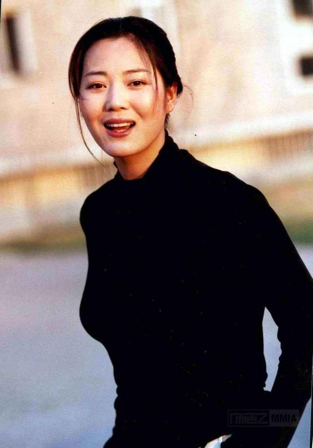 橘色还是非常有印象的,话剧演员出生的她对工作的态度也是非常严谨的