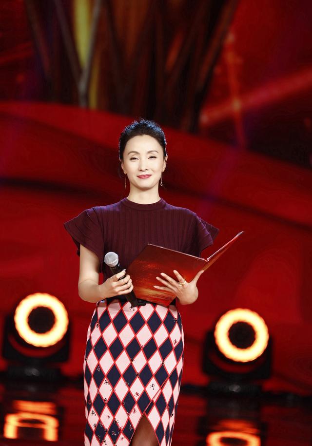 陶虹厉害了,扎贴头皮发型也能优雅又美丽,46岁依旧气质令人惊艳