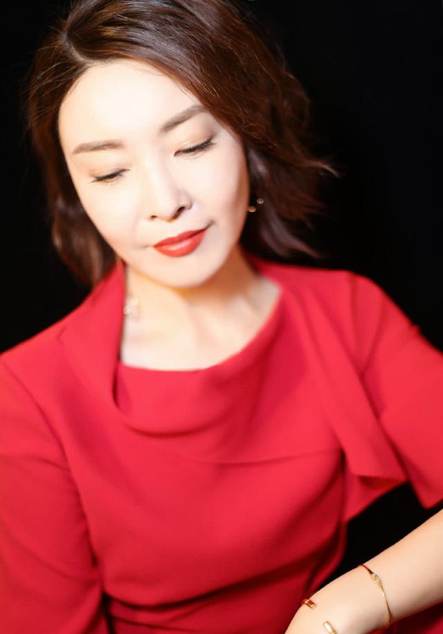 她出道23年未红,38岁嫁给爱情,现42岁搭档潘粤明终于走红