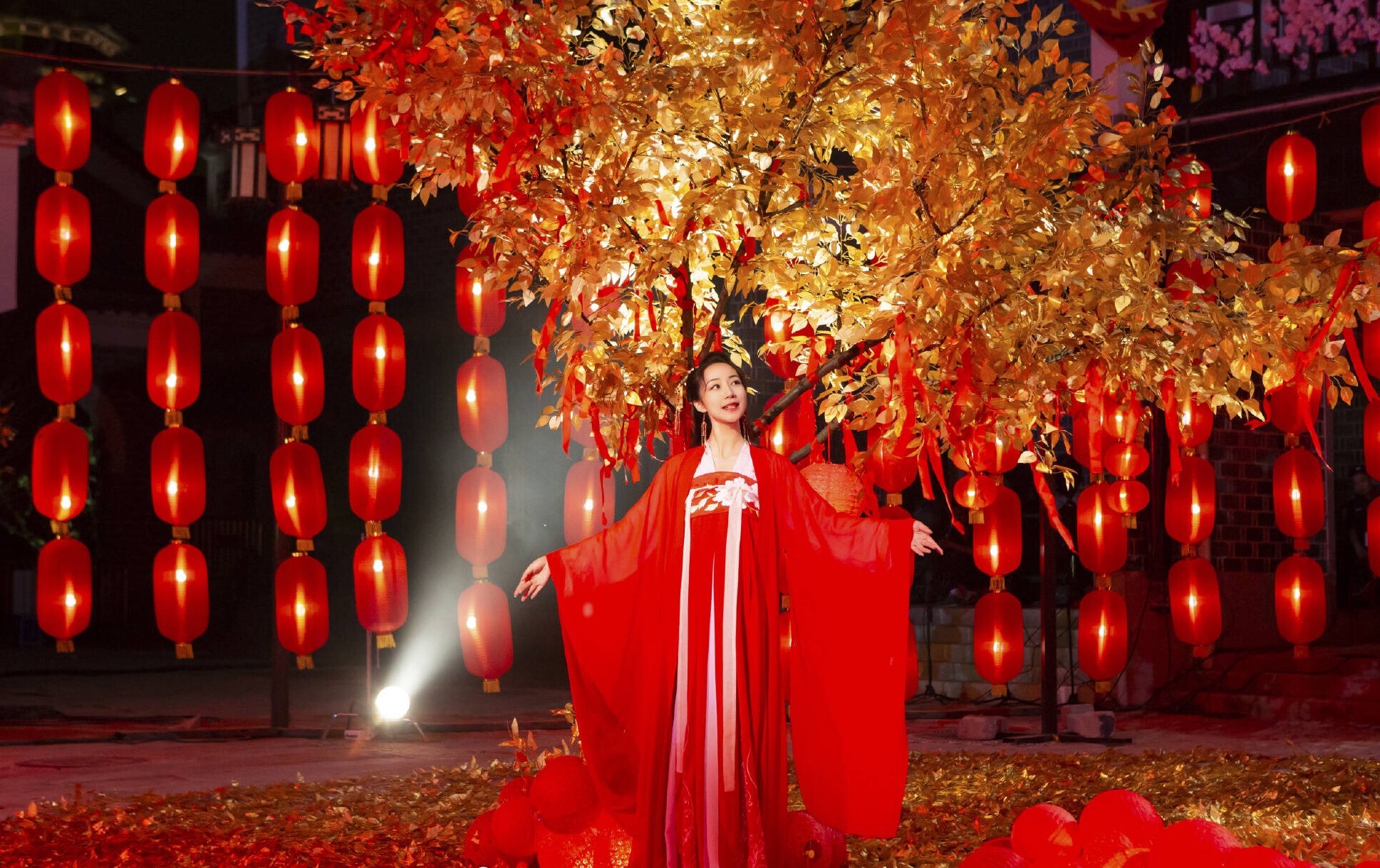 韩雪穿了一套红色的古装,甩袖,长裙,仿佛从画中走出来的女子一样,红色