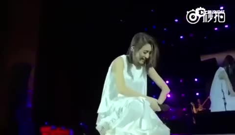 个唱遭男粉整句走音带跑 戴佩妮忙掐大腿忍笑唱完