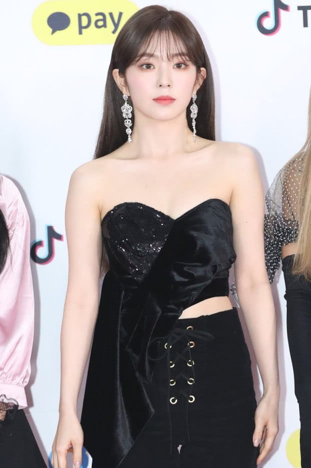 裴珠泫身穿黑色抹胸套装,展"冰美人"的气质,优雅又不失性感!