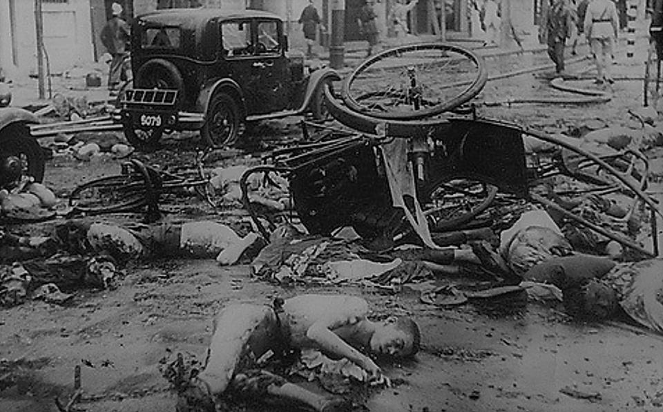 淞沪会战中的老照片:日军轰炸上海,无数百姓成为炮弹下的冤魂