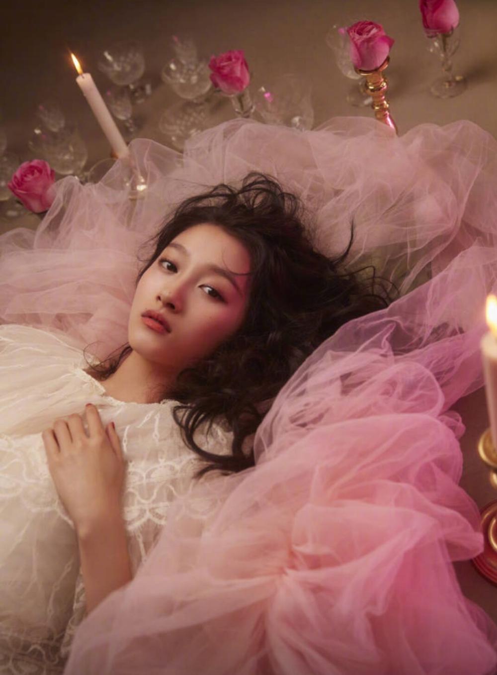 关晓彤ins上晒照,黑色小吊带,随性俏皮,网友调侃把鹿哥迷死