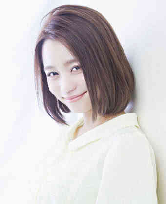 2,侧分内扣短发齐肩的内扣锁骨发加上侧分造型,十分有女人味,侧分也很