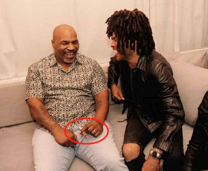 52岁拳王泰森真的老了胡子花白烟不离手却还为2个女儿操心