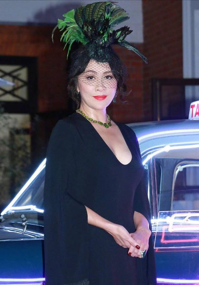 刘嘉玲居然能hold住莴苣头菠萝叶子都在头上气场真强