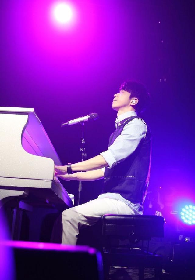 曾是红遍亚洲"国宝",一首歌挣一亿,今49岁孤身一人走穴为生