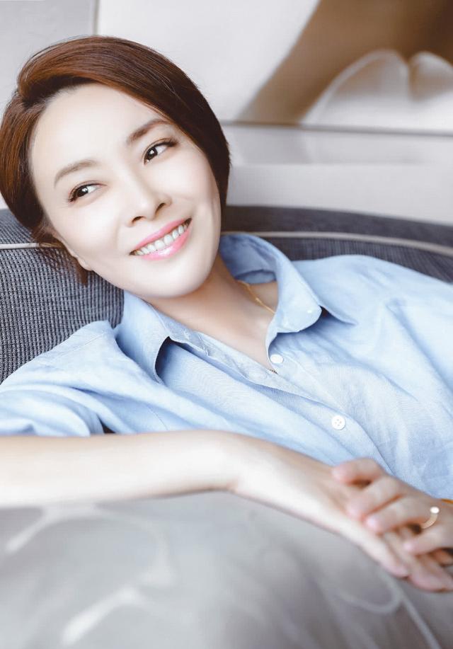 她出道23年未红,38岁嫁给爱情,现42岁搭档潘粤明终于走红