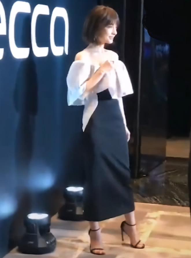 吴昕的身材还是有点不同的,即使她当日穿了一双10厘米高的高跟鞋,但她