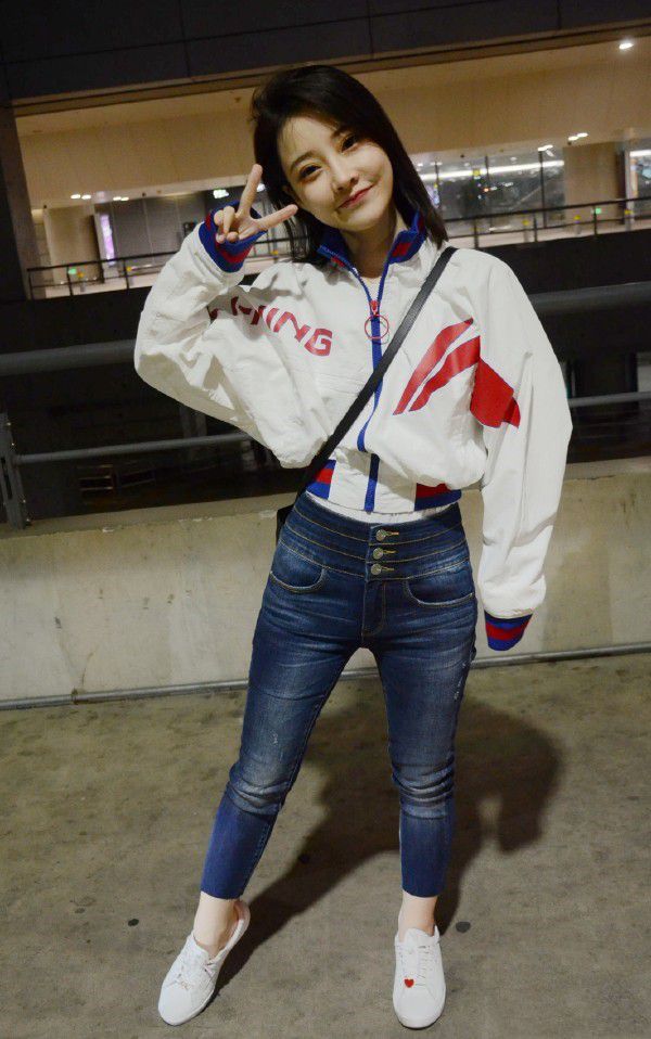 冯提莫这是什么"魔鬼"穿法,高腰衫配牛仔裤,立马拔