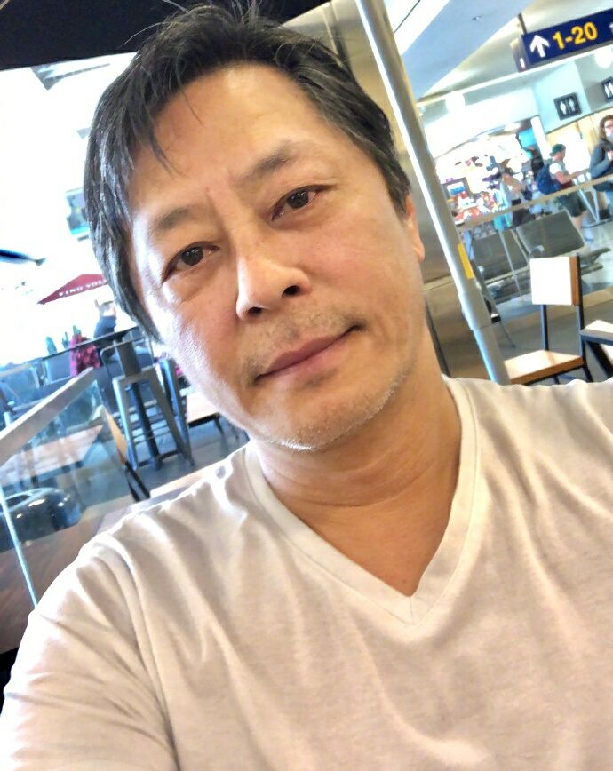 脸带沧桑仍享受苍老